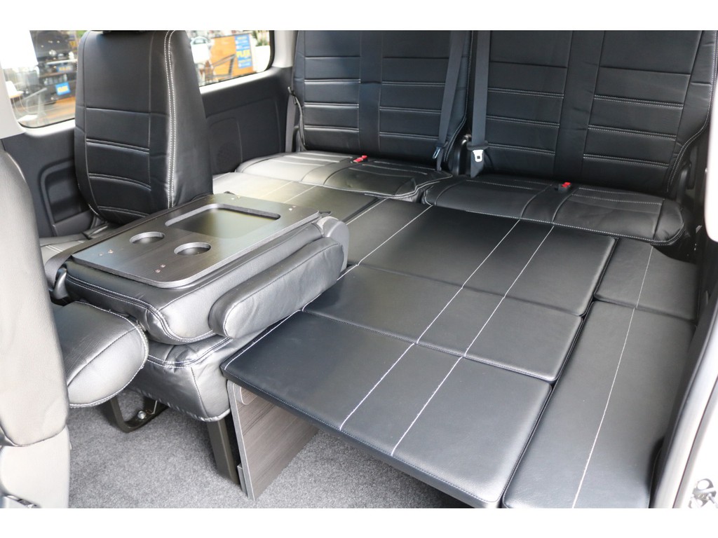 ベッド展開時。３列目背もたれにこちらも新作のＺＥＲＯワゴンテーブルをセット！