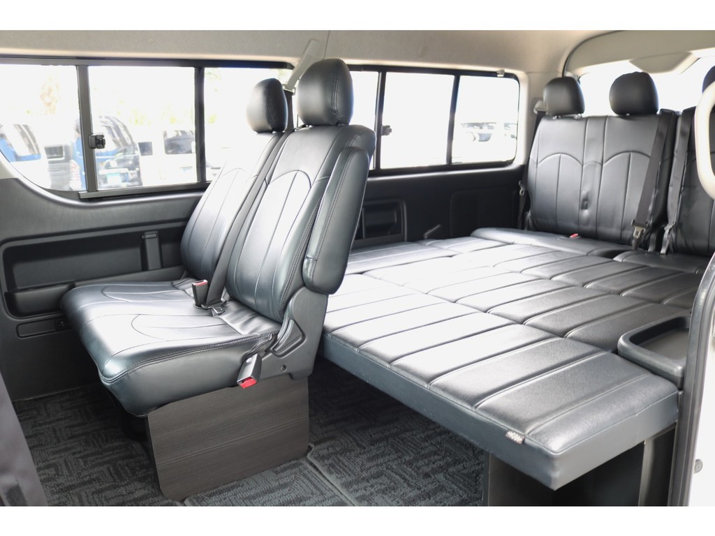ベッドキット付きで車内がくつろぎの空間に♪２列目の足元には新品のフットパネルを装着しました！