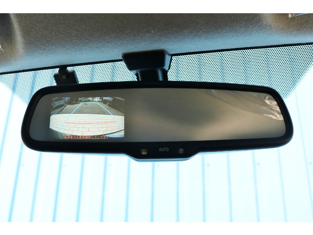こちらもメーカーオプションのバックカメラ内臓自動防眩ミラー！