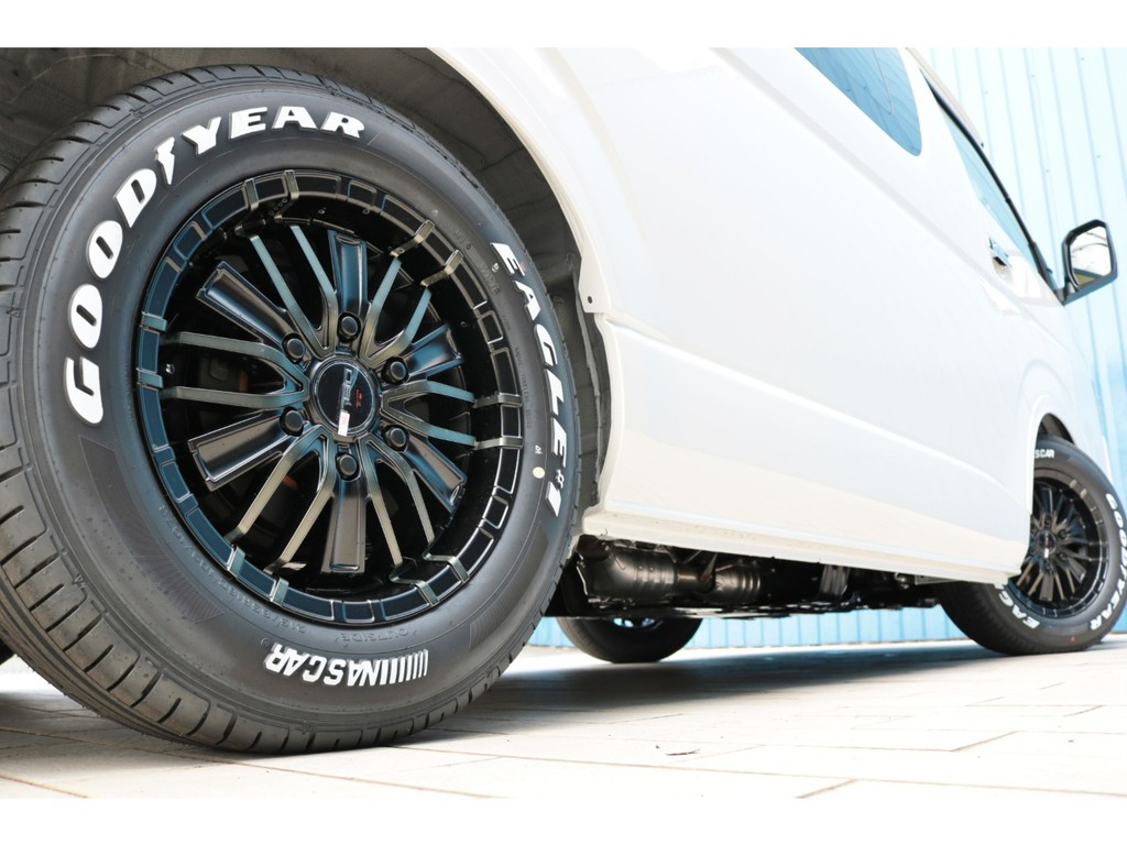 足元には艶消しカラーのＦＬＥＸデルフＭＦ０１　１６インチアルミホイールとナスカータイヤを装着！
