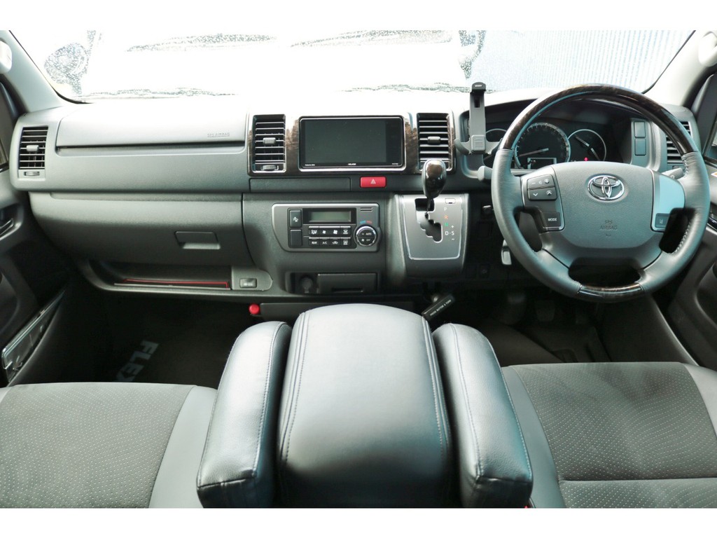 平成３０年式　ハイエース　バン　Ｓ－ＧＬ　ダークプライム　２８００ｃｃ　ディーゼルターボ　走行２８，８００ｋｍ