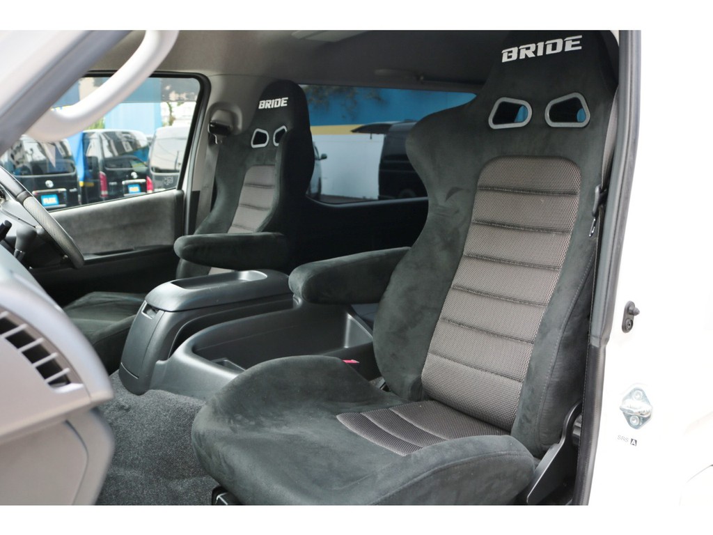 ホールド感のあるバケットシートで長時間の運転も楽になりますね♪