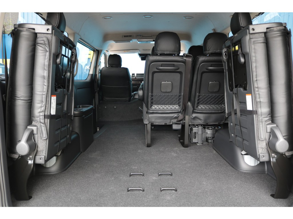 ４列目純正跳ね上げシート！跳ね上げると、ラゲッジスペースとしてもお使い頂けます！