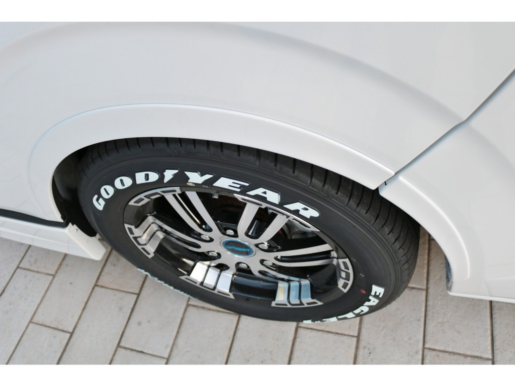 ダウンルックにも効果的なＦＬＥＸオーバーフェンダーも付いております！