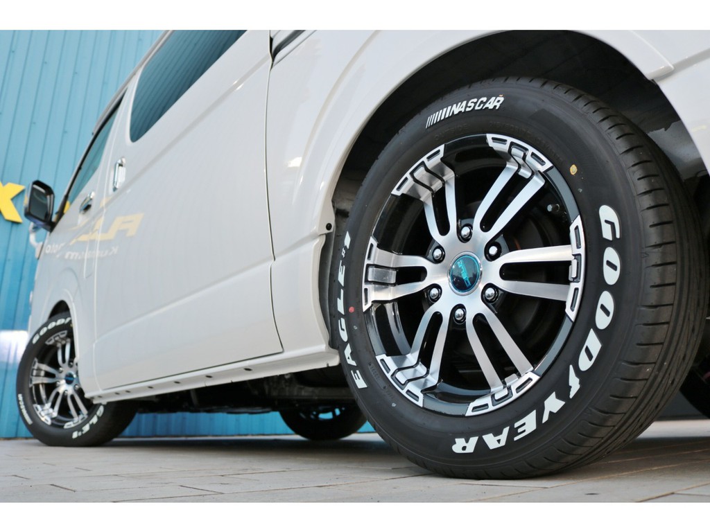 足元にはＦＬＥＸオリジナルＤｅｌｆ０２（デルフゼロツー）１７ＡＷ＆グッドイヤー　ナスカータイヤをセット！