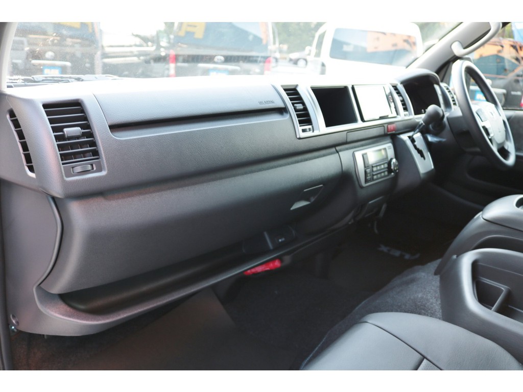 フルセグＳＤナビ・パノラミックビューモニターナビ連動加工も完備！助手席エアバッグや１００Ｖ電源コンセントも完備しております！