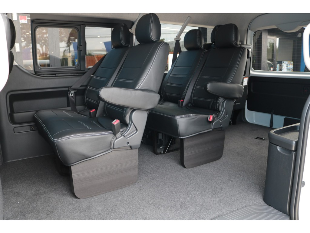 やっぱり通常のシートパターンも使い易いですよね♪２，３列目の足元にはフットパネルを装着！