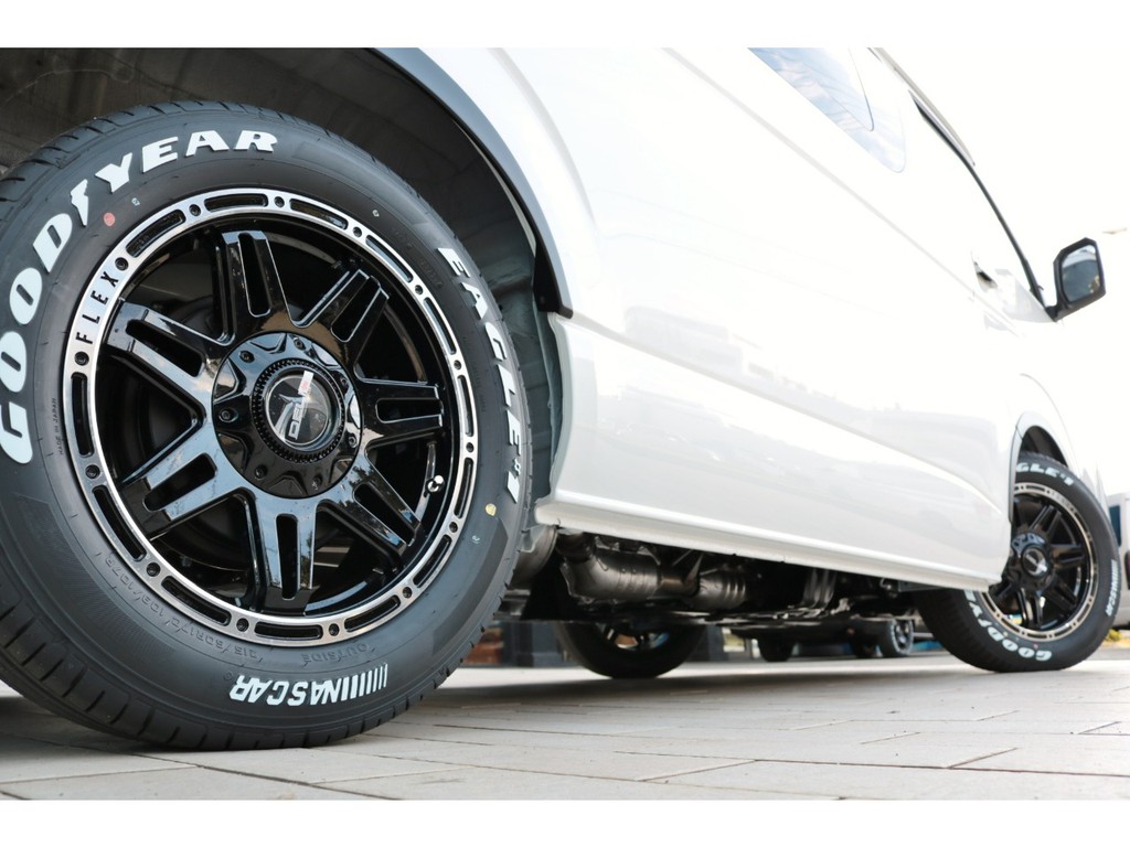 足元にはＤｅｌｆ０４　１７インチアルミホイール＆グッドイヤーナスカータイヤをセット！