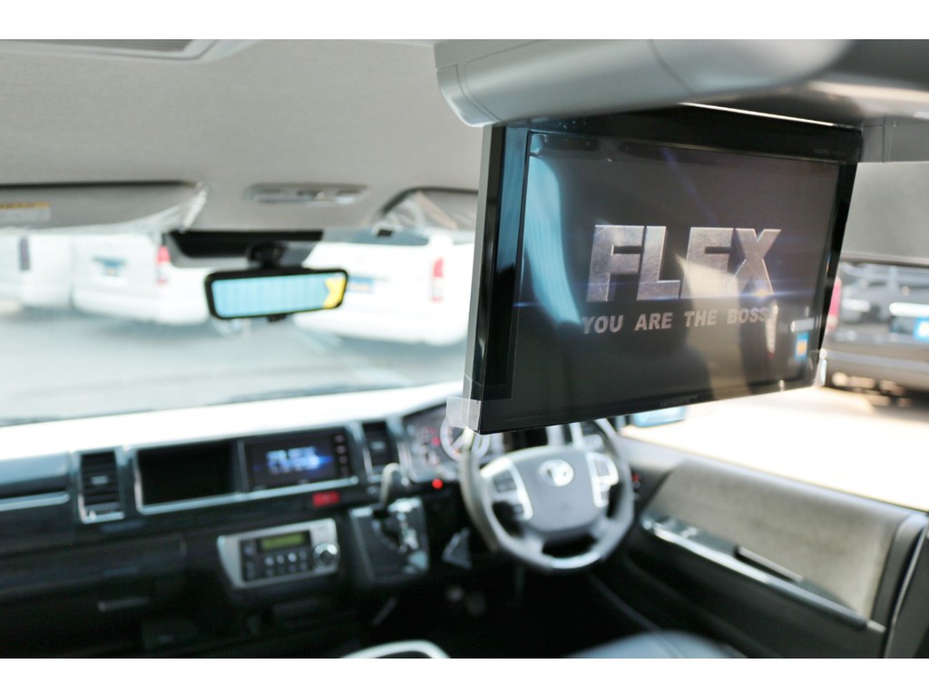 フリップダウンモニター付き♪長時間のドライブもこれで退屈しませんね♪