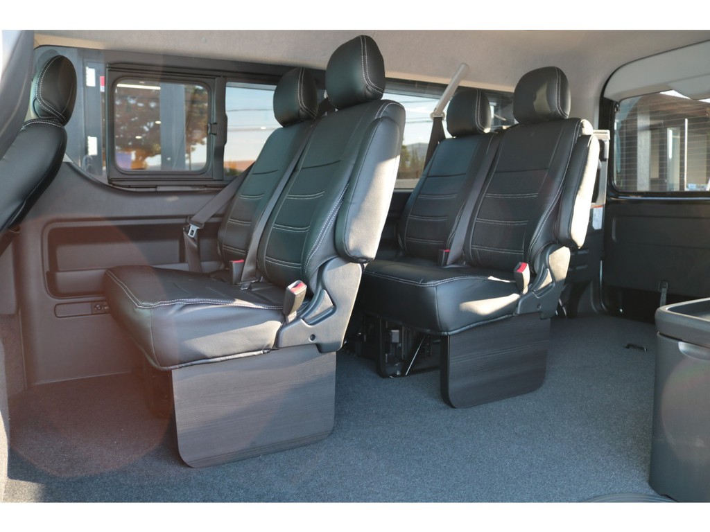 やっぱり通常のシートパターンも使い易いですよね♪２，３列目の足元にはフットパネルを装着！