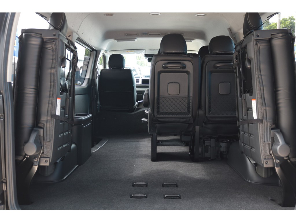 ４列目純正跳ね上げシート！跳ね上げると、ラゲッジスペースとしてもお使い頂けます！