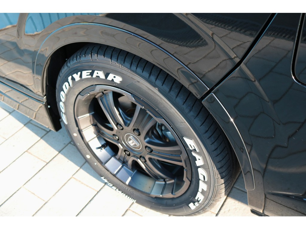 足元にはＦＬＥＸオリジナルバルベロディープス１７インチアルミホイール＆ナスカータイヤをセット！ローダウンルックにも効果的なＦＬＥＸオーバーフェンダーも装着済みです！