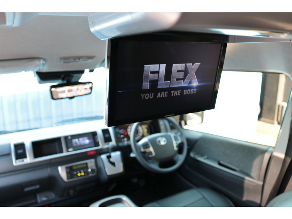 フリップダウンモニター付き♪長時間のドライブもこれで退屈しませんね♪