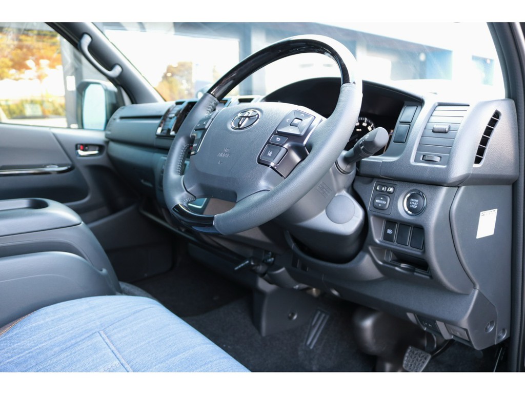 未登録新車　ハイエースＶ　スーパーＧＬ　特別仕様車ダークプライムⅡ ２０００ｃｃ　ガソリン　２ＷＤ