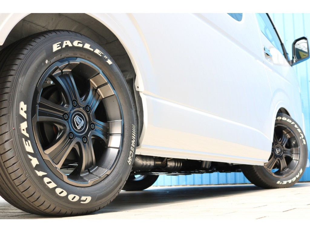 足元にはＦＬＥＸオリジナルバルベロディープス１７インチアルミホイール＆ナスカータイヤをセット！