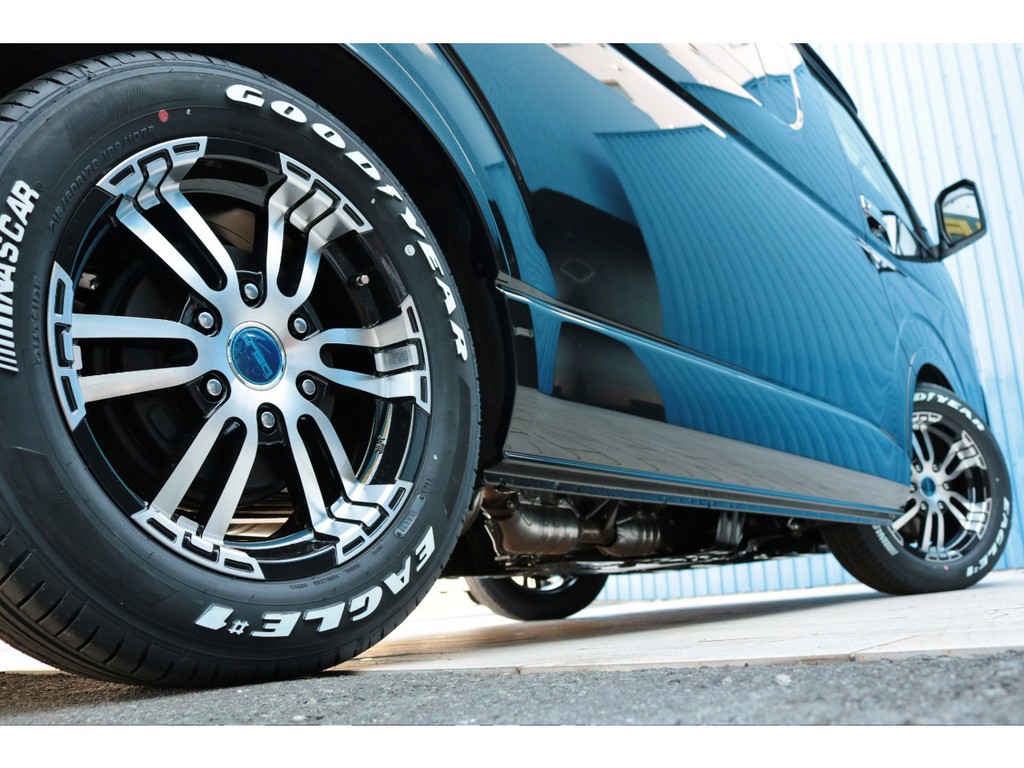 足元にはＦＬＥＸオリジナルデルフゼロツー１７インチアルミホイール＆グッドイヤーナスカータイヤを装着！ ダウンルックにも効果的なフレックスオーバーフェンダー付き！