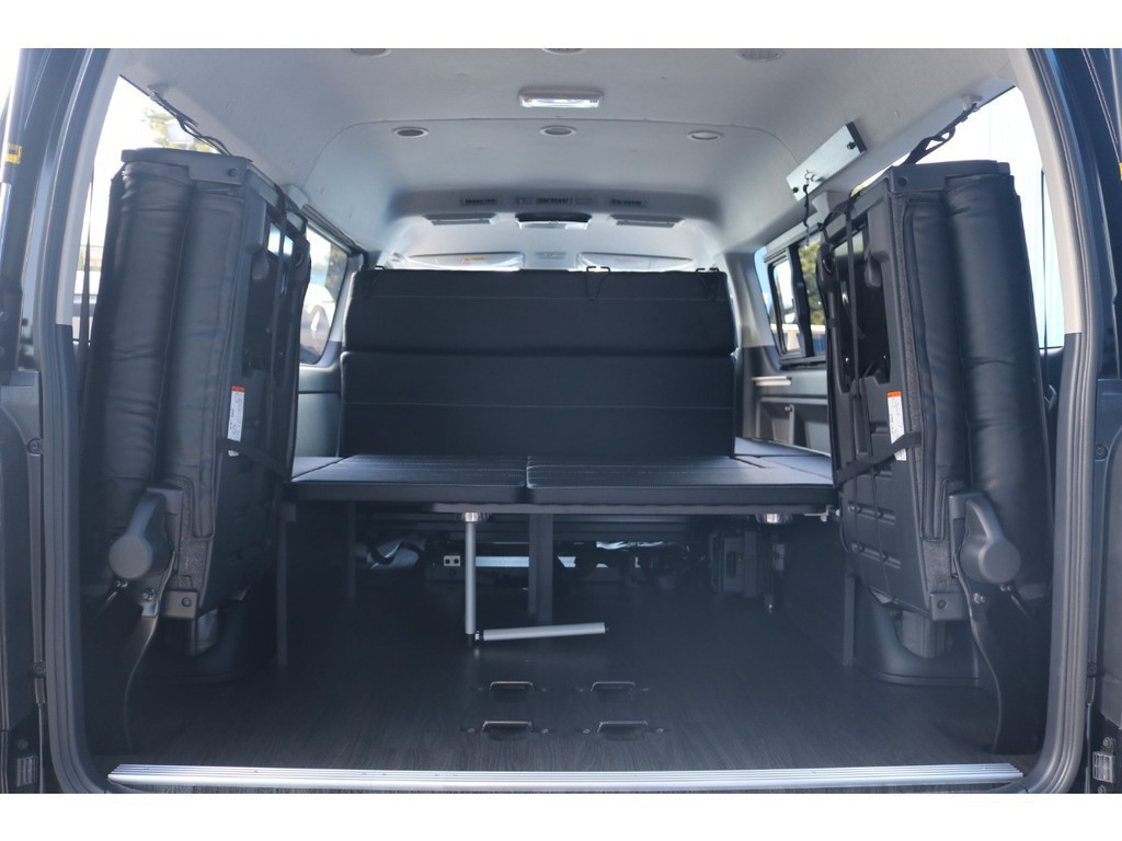 ４列目跳ね上げシートを跳ね上げるとラゲッジスペースとしてもお使い頂けます！