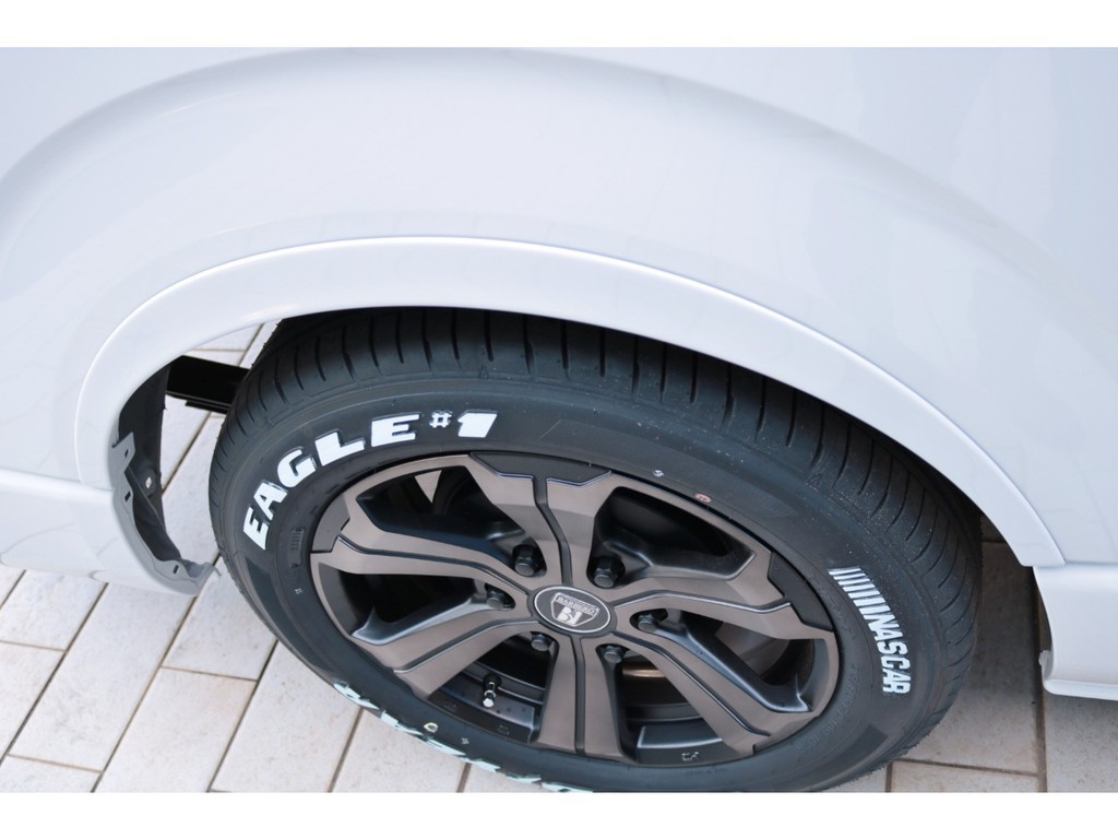 ダウンルックにも効果的なＦＬＥＸオーバーフェンダーも付いております！