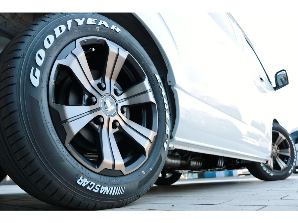 足元にはＦＬＥＸオリジナルカラーのバルベログランデ１７インチアルミホイール＆グッドイヤーナスカータイヤを装着！