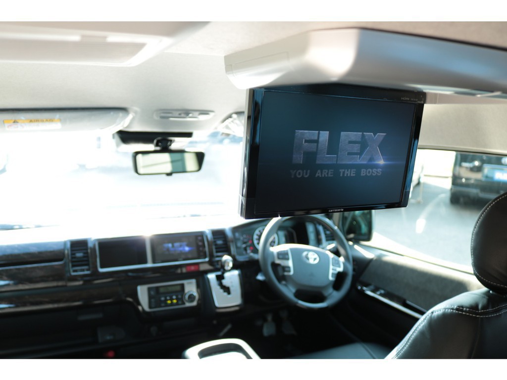 フリップダウンモニター付き♪長時間のドライブもこれで退屈しませんね♪