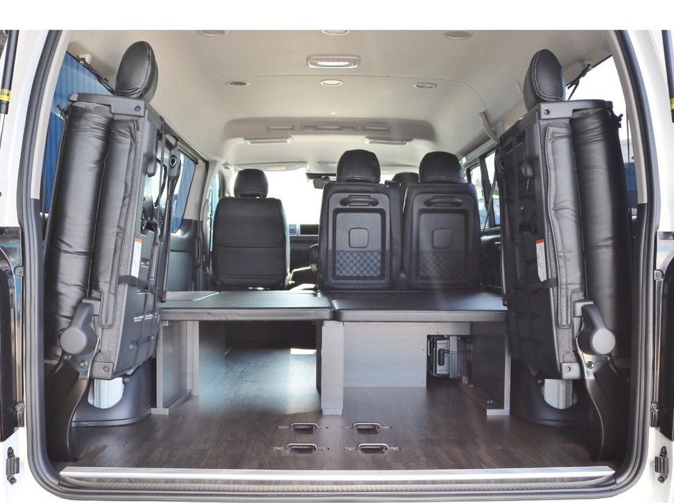 ４列目純正跳ね上げシート！跳ね上げると、ラゲッジスペースとしてもお使い頂けます！