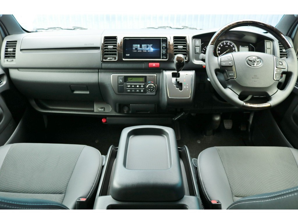 未登録新車　ハイエースＶ　スーパーＧＬ　特別仕様車「ダークプライムⅡ」　２０００ｃｃ　ガソリン　２ＷＤ　両側パワースライドドア付き