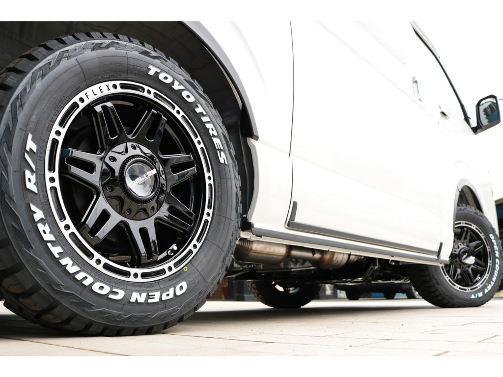 足元には４ＷＤを引き立てるＤｅｌｆ０４　１６インチアルミホイール＆ＴＯＹＯオープンカントリーＲＴタイヤをセット！