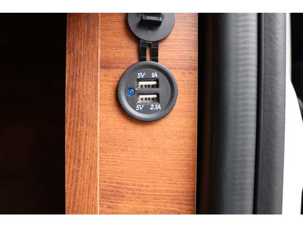 スライドドア入口の家具にはＵＳＢ充電ポート付き♪