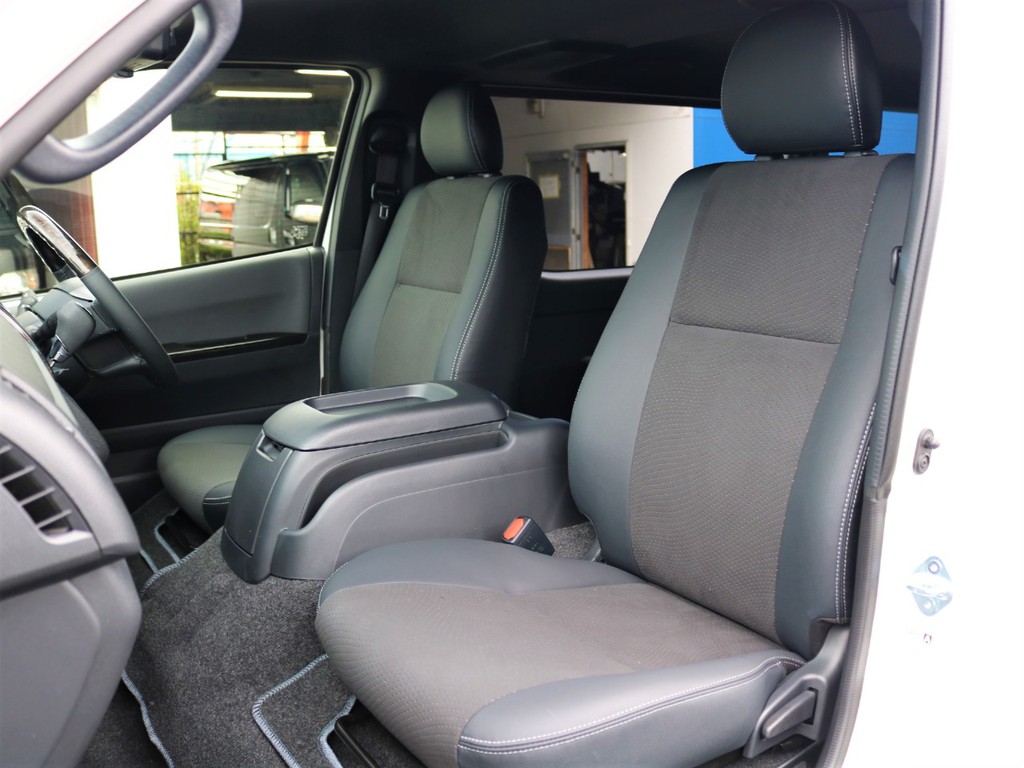 ダークプライムＩＩ特別仕様車専用装備のハーフレザーシートです。そのままハーフレザーシートを生かすのも、シートカバーを装着してお好みのシートにカスタマイズも可能です♪