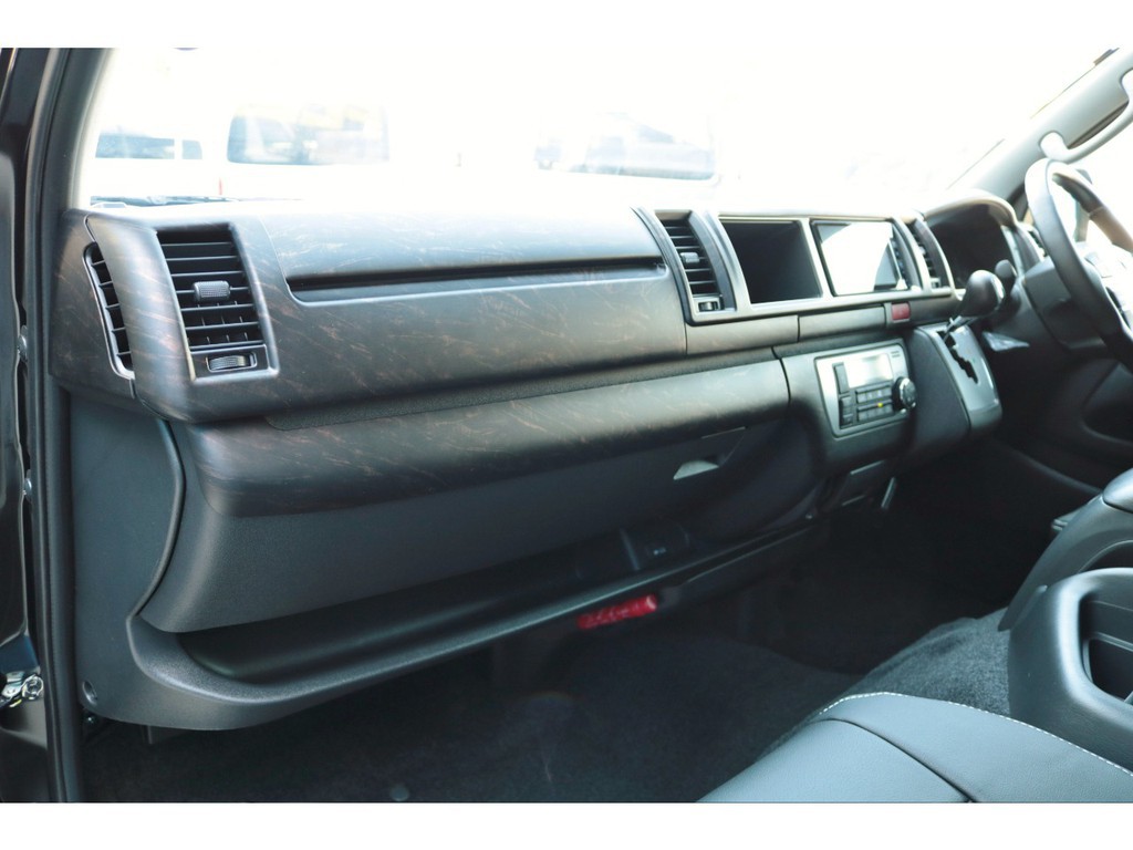 ＦＬＥＸ艶消しマホガニー黒木目調インテリアパネルを装着！落ちついた雰囲気の色合いでオススメですよ♪