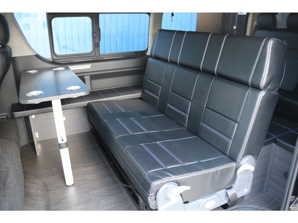 ドリンクホルダー付きテーブルを完備！車内にくつろぎの空間ができますよ♪