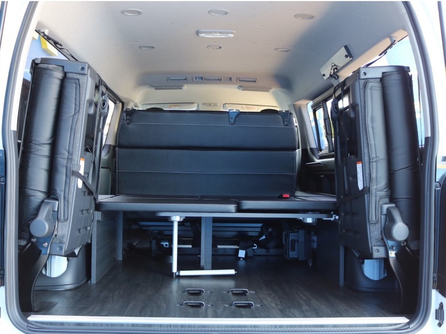 ４列目跳ね上げシートを跳ね上げるとラゲッジスペースとしてもお使い頂けます！