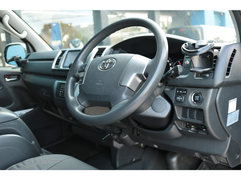 新車時オプションのプッシュスタート・ステアリングオーディオスイッチも完備！