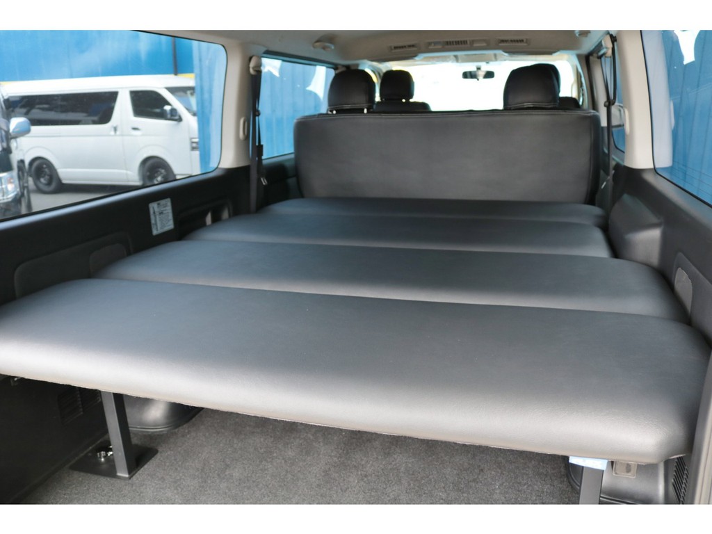 大人でも楽に横になれます！車中泊もできちゃいますね♪使い方が広がる人気のカスタムです！