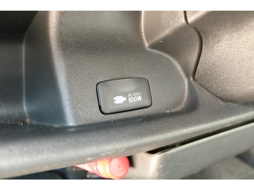 メーカーオプションのＡＣ１００Ｖ電源コンセントも完備しております！