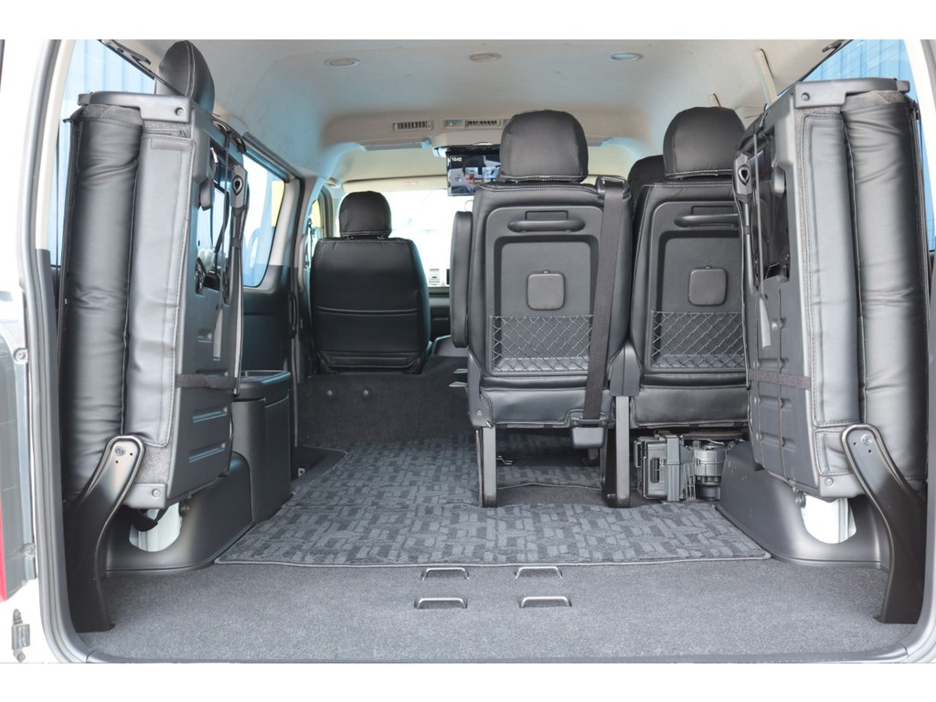 ４列目純正跳ね上げシート！跳ね上げると、ラゲッジスペースとしてもお使い頂けます！