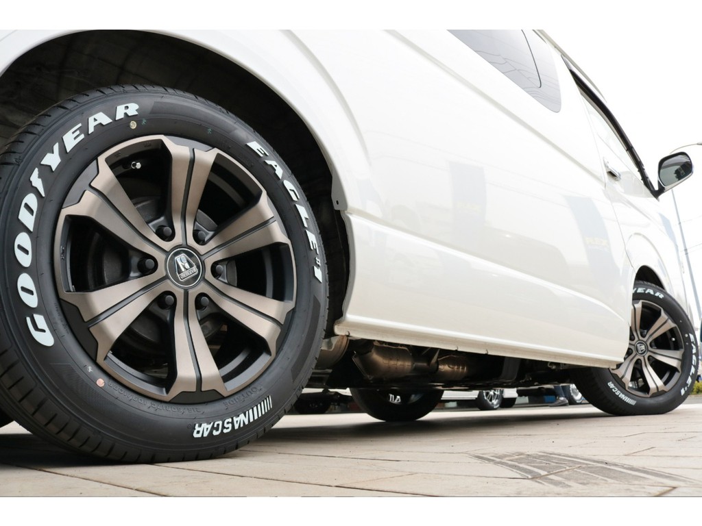 足元には新品のＦＬＥＸオリジナルカラーのバルベログランデ１７インチアルミホイール＆グッドイヤーナスカータイヤを装着！