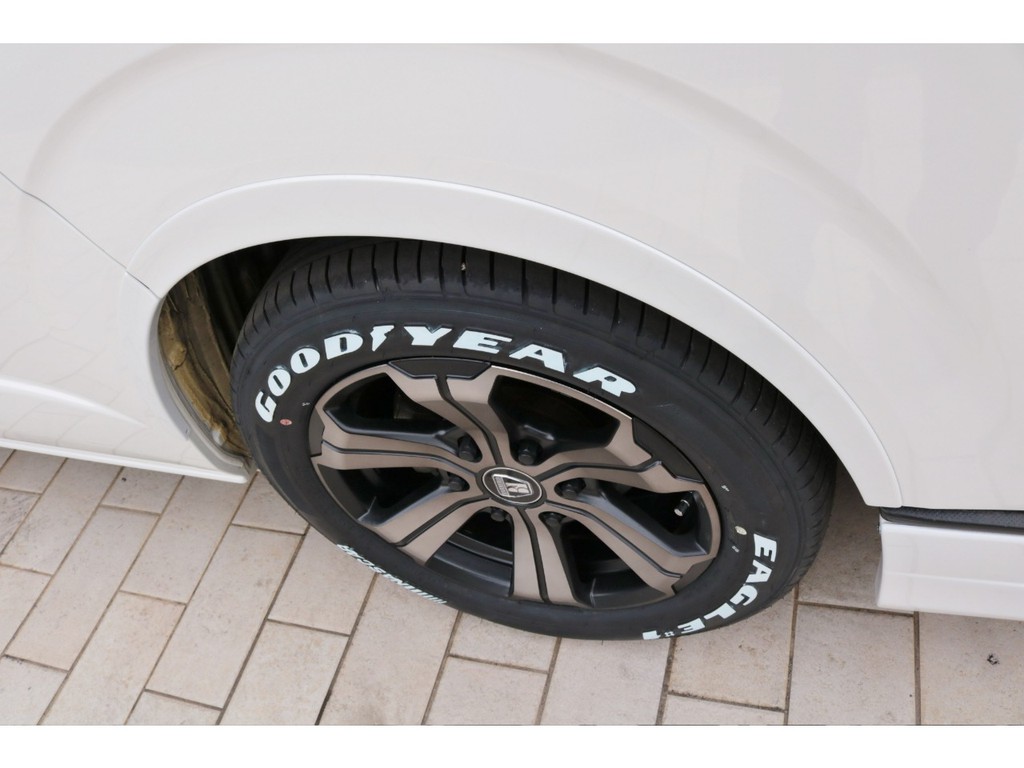 ダウンルックにも効果的なＦＬＥＸオーバーフェンダーも新品で取り付けております！