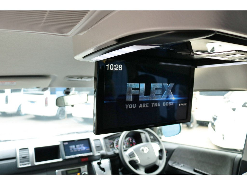 アルパイン８インチナビと高画質大画面のアルパイン１２．８インチフリップダウンモニター付きです♪長時間のドライブもこれで退屈しませんね♪