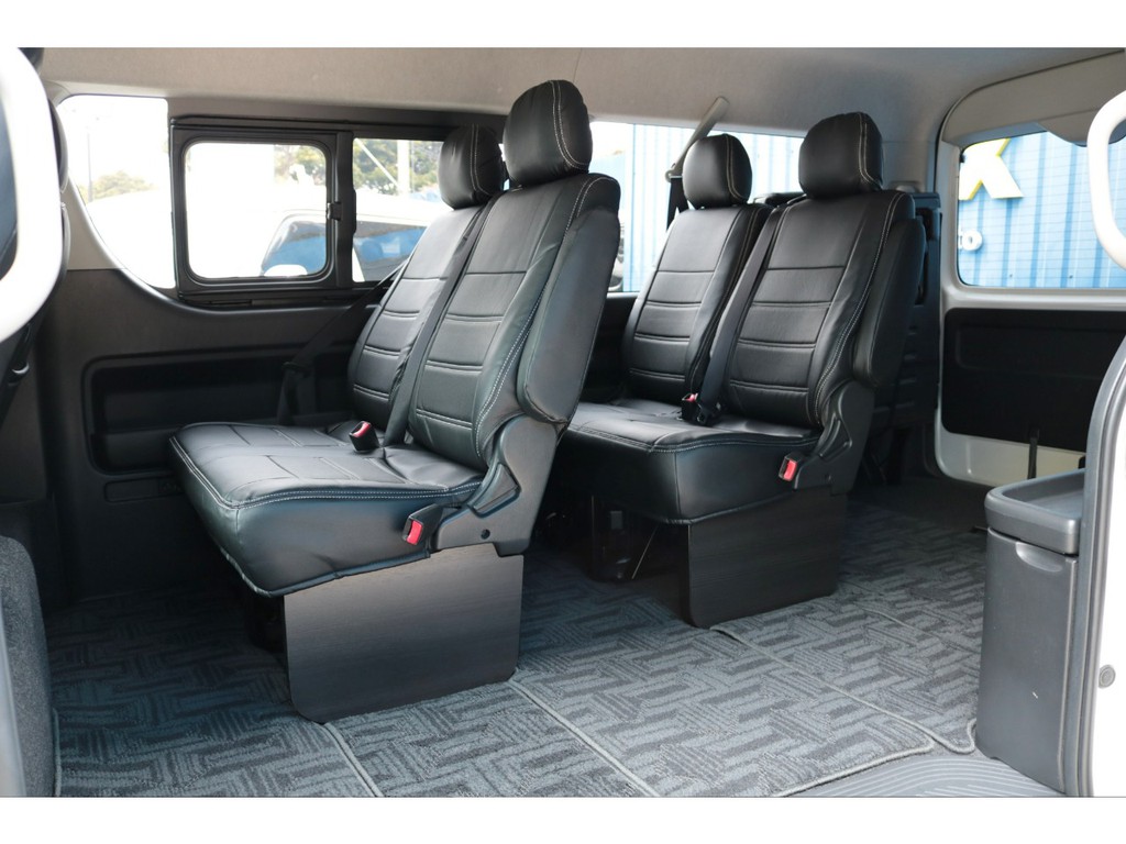 やっぱり通常のシートパターンも使い易いですよね♪２，３列目の足元には新品のフットパネルも装着済み！