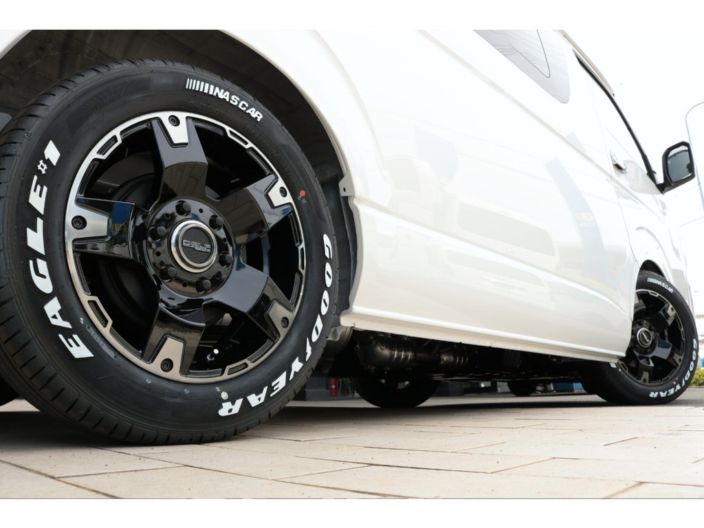 足元にはＦＬＥＸオリジナルＤｅｌｆ０３１７インチアルミホイール＆ナスカータイヤをセット！