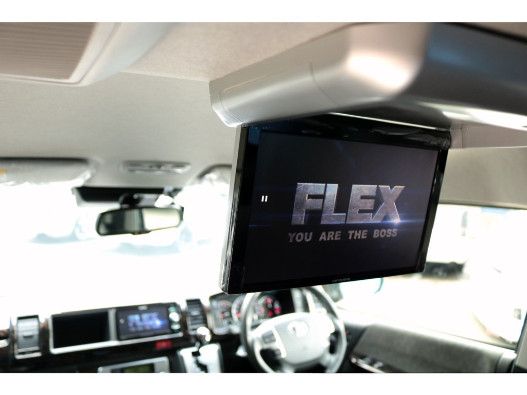 フリップダウンモニター付で長時間のドライブも退屈しませんね♪