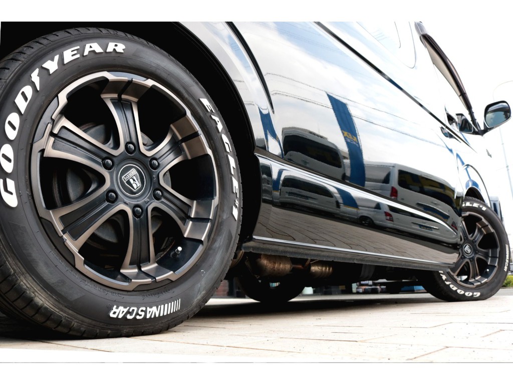 足元はＦＬＥＸオリジナルバルベロディープス１７インチアルミホイール＆ナスカータイヤ付きです！