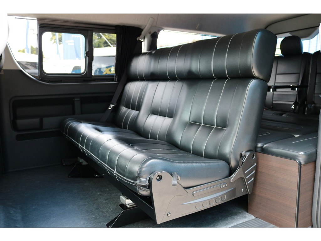 セカンドシートは成形３人掛けシート！！これでシートアレンジの幅が広がります！