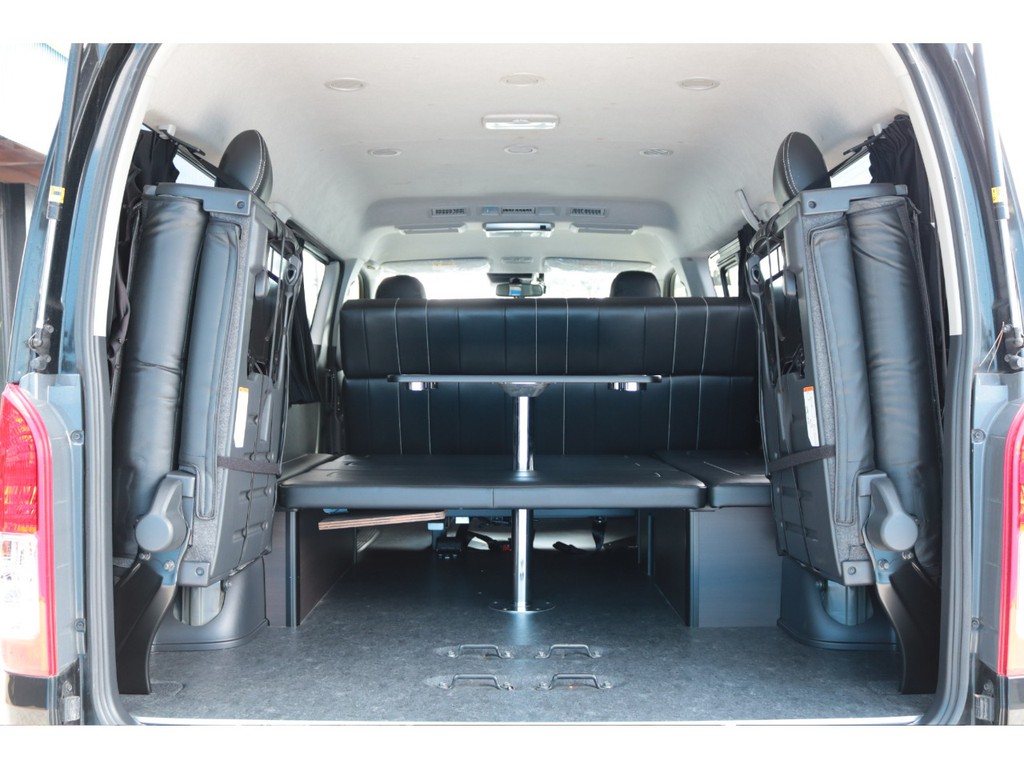４列目シートを跳ね上げるとラゲッジスペースとしてもお使い頂けます！