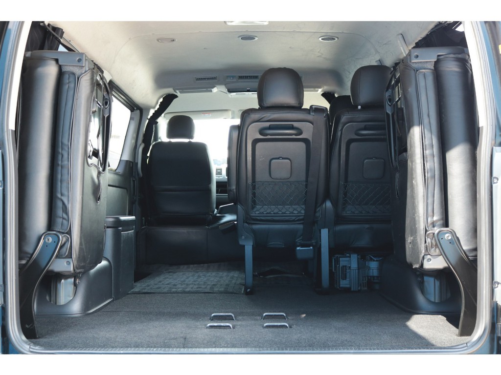 ４列目純正跳ね上げシート！跳ね上げると、ラゲッジスペースとしてもお使い頂けます！