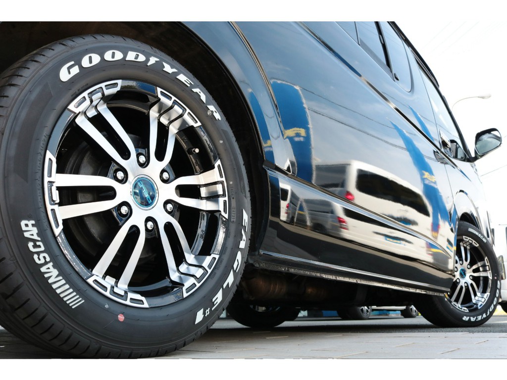 足元には新品のＦＬＥＸオリジナルＤｅｌｆ０２（デルフゼロツー）１７ＡＷ＆グッドイヤー　ナスカータイヤをセット！