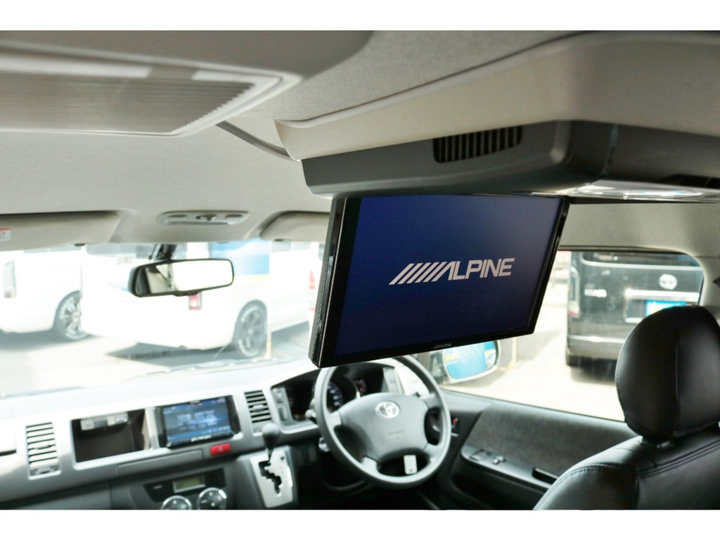 アルパインフリップダウンモニター付きは嬉しいポイント♪長時間のドライブもこれで退屈しませんね♪