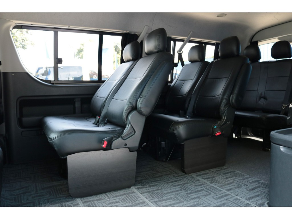 やっぱり通常のシートパターンも使い易いですよね♪２，３列目の足元には新品のフットパネルを装着！高級感が違います♪