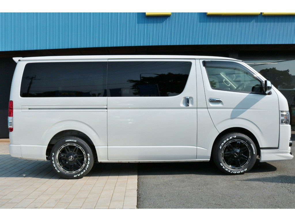 両側スライドドアなので左右どちらからでも荷物の積み下ろしや人の乗り降りが可能です。風通しも良いので、停車時の急速換気にもご活用頂けます。